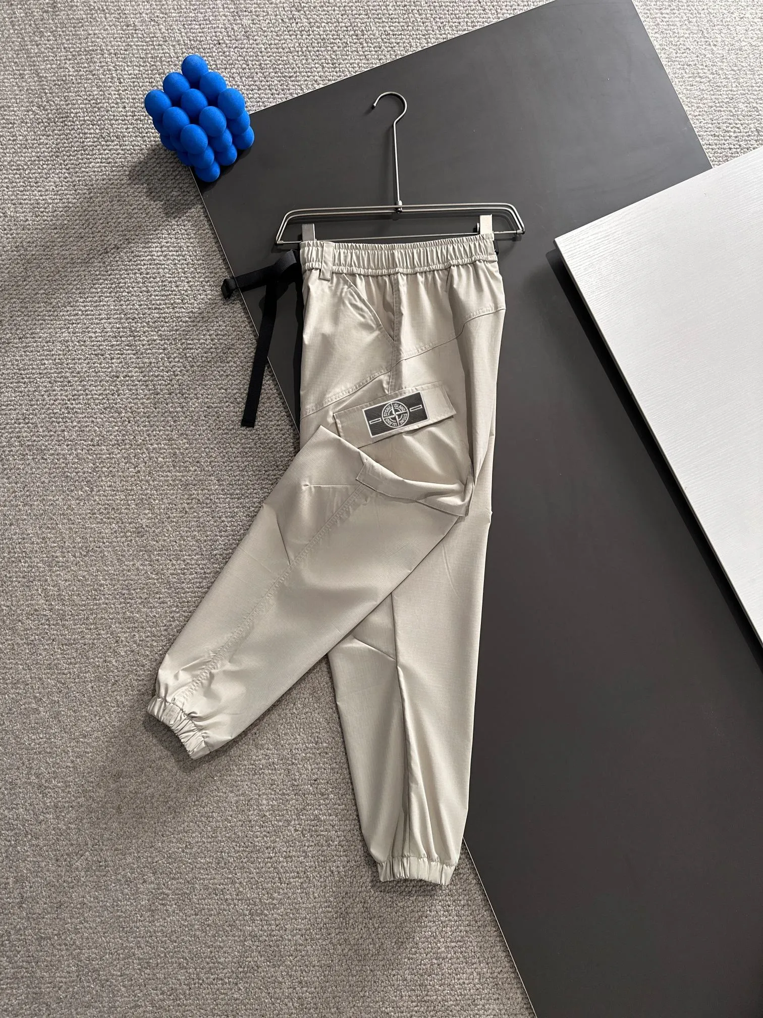 🅿️400 shipped next day Stone lsland/stone island 2025 spring and summer new elastic band casual solid color leggings trousers, trousers hem with two needle stitches, fine and firm stitching, counter-customized fabrics with high breathability and comfort, impeccable details, brand element design concept, reflecting high quality. It feels delicate and soft! It presents a casual cut and the upper body shape is great! Size: M-3XXL